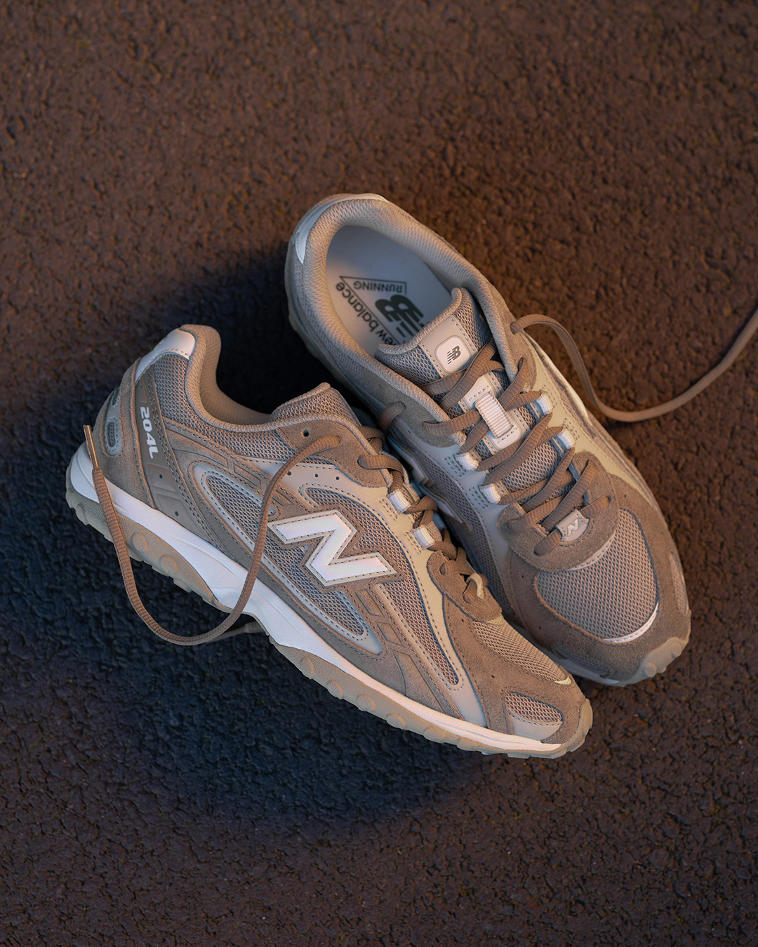 New Balance 204L grise portée en vue latérale