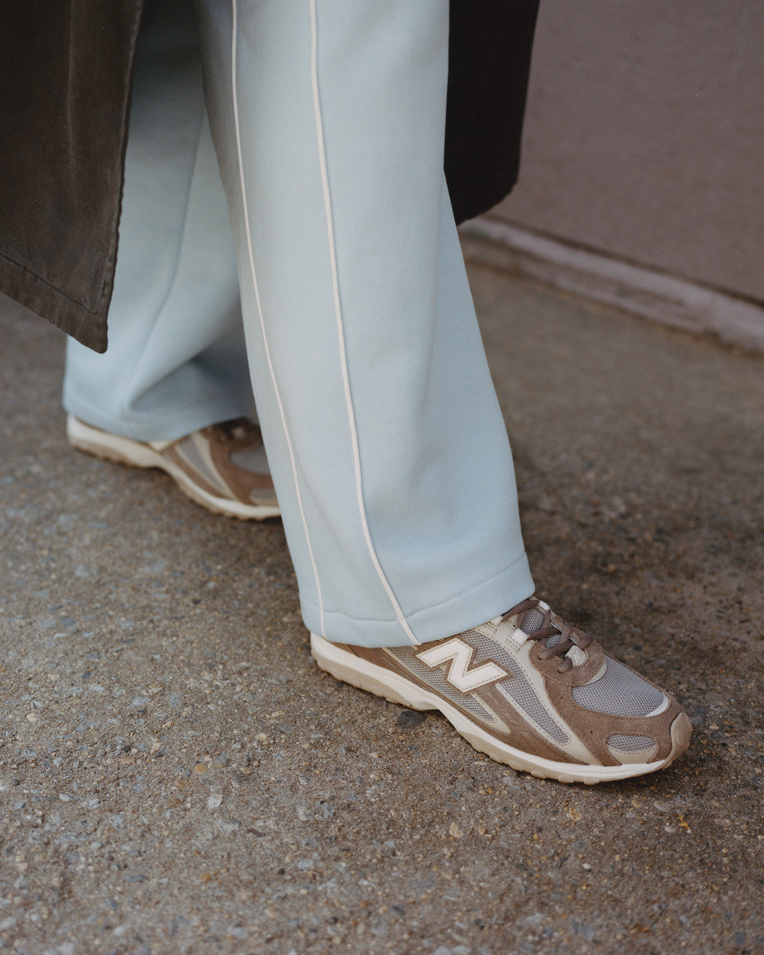 Détail lifestyle de la New Balance 204L dans un look du quotidien