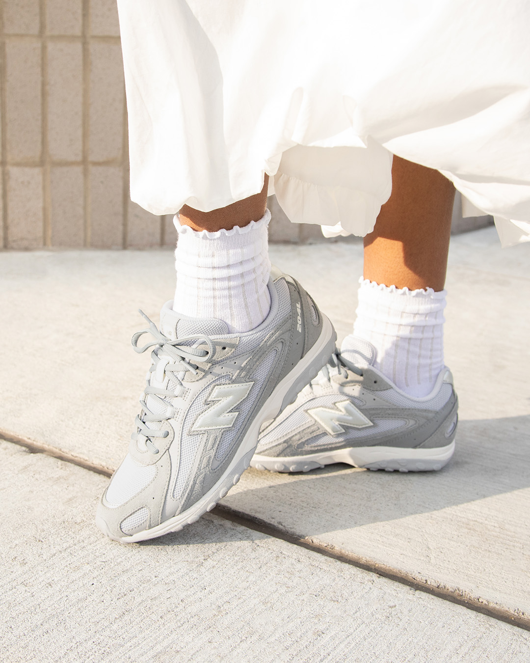 Silhouette mode avec New Balance 204L dans un look casual