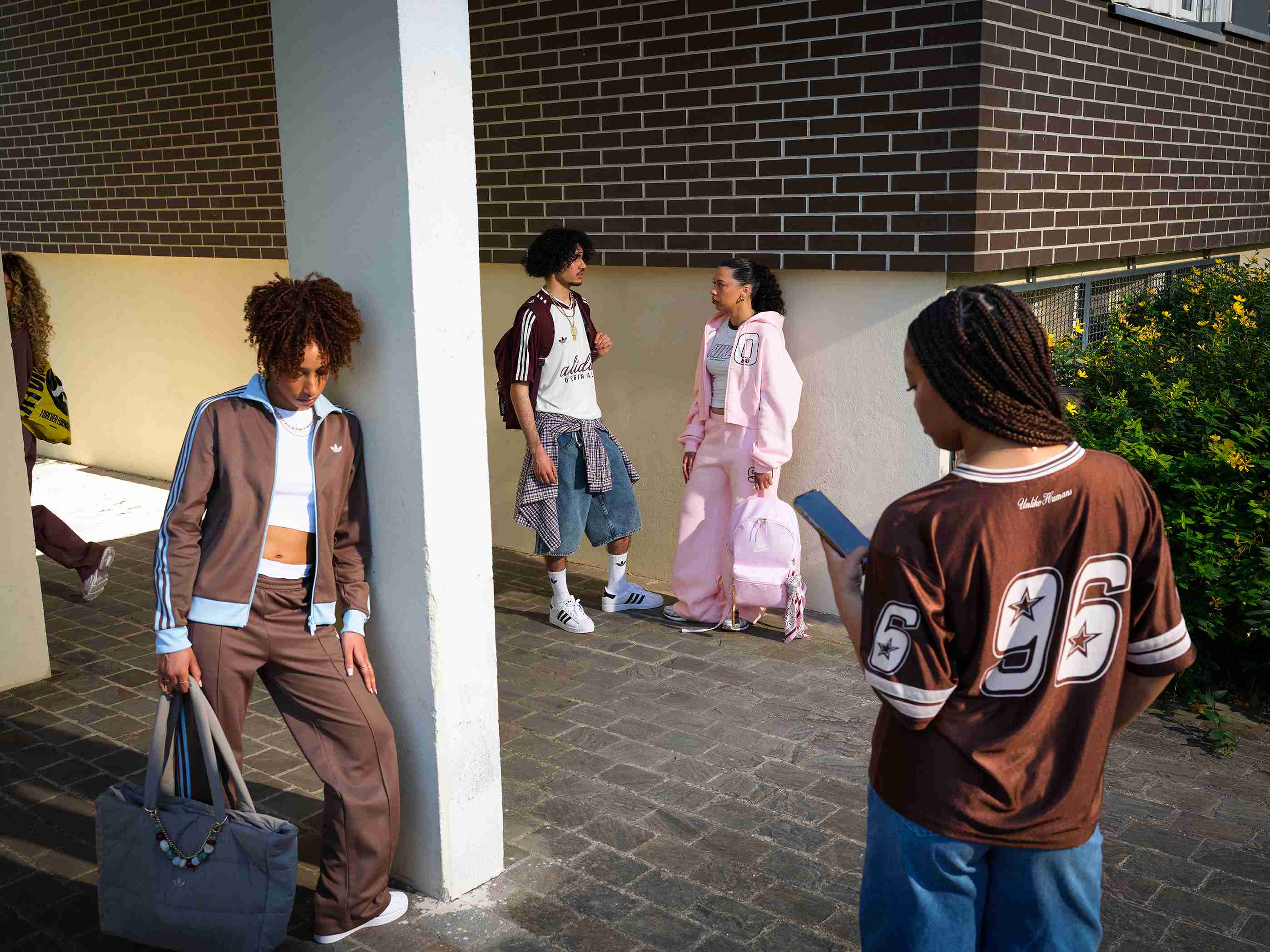 Duo d'étudiants portant des sacs à dos pour les cours