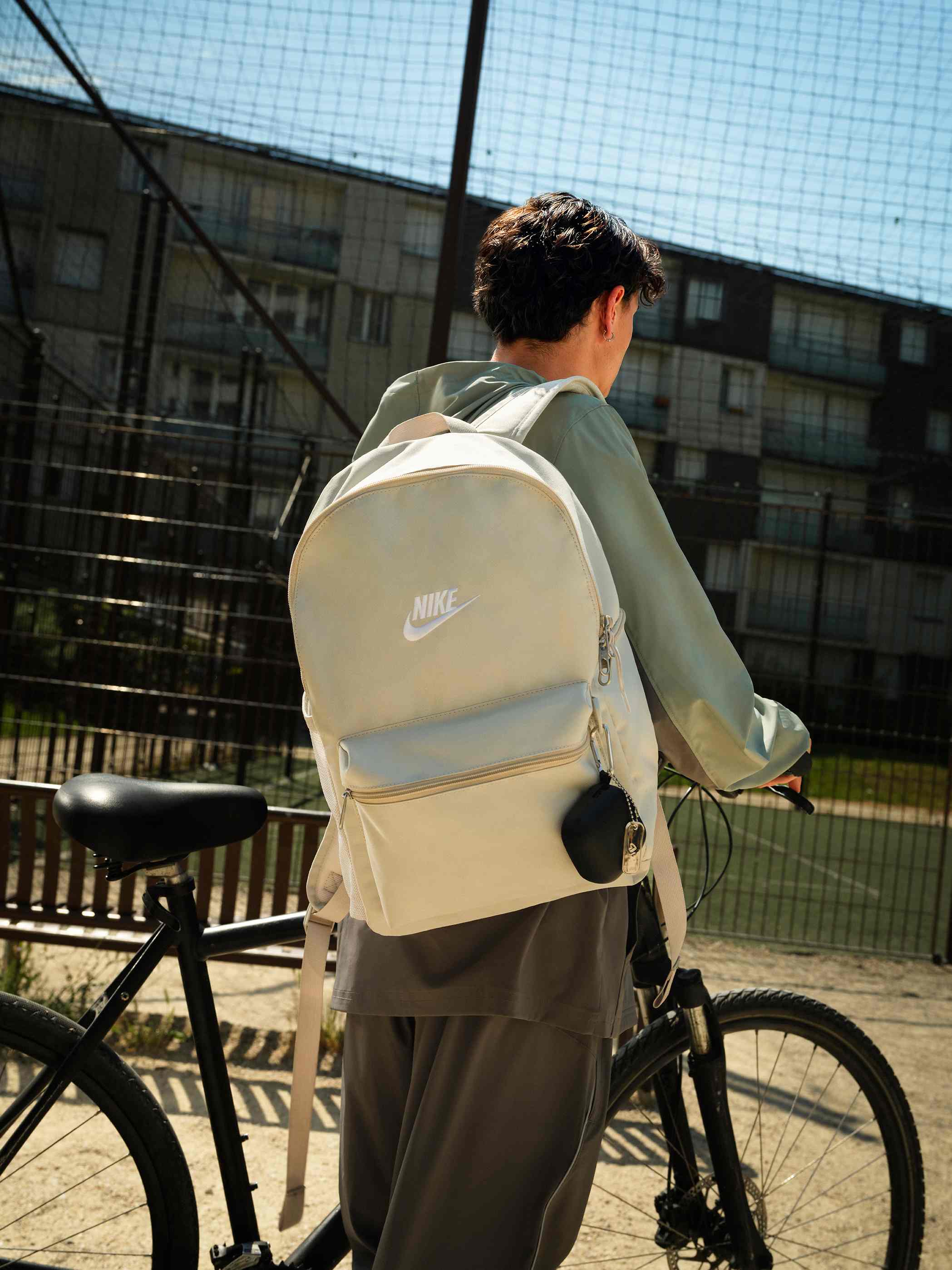 Deux étudiants avec des sacs à dos pour le collège et le lycée
