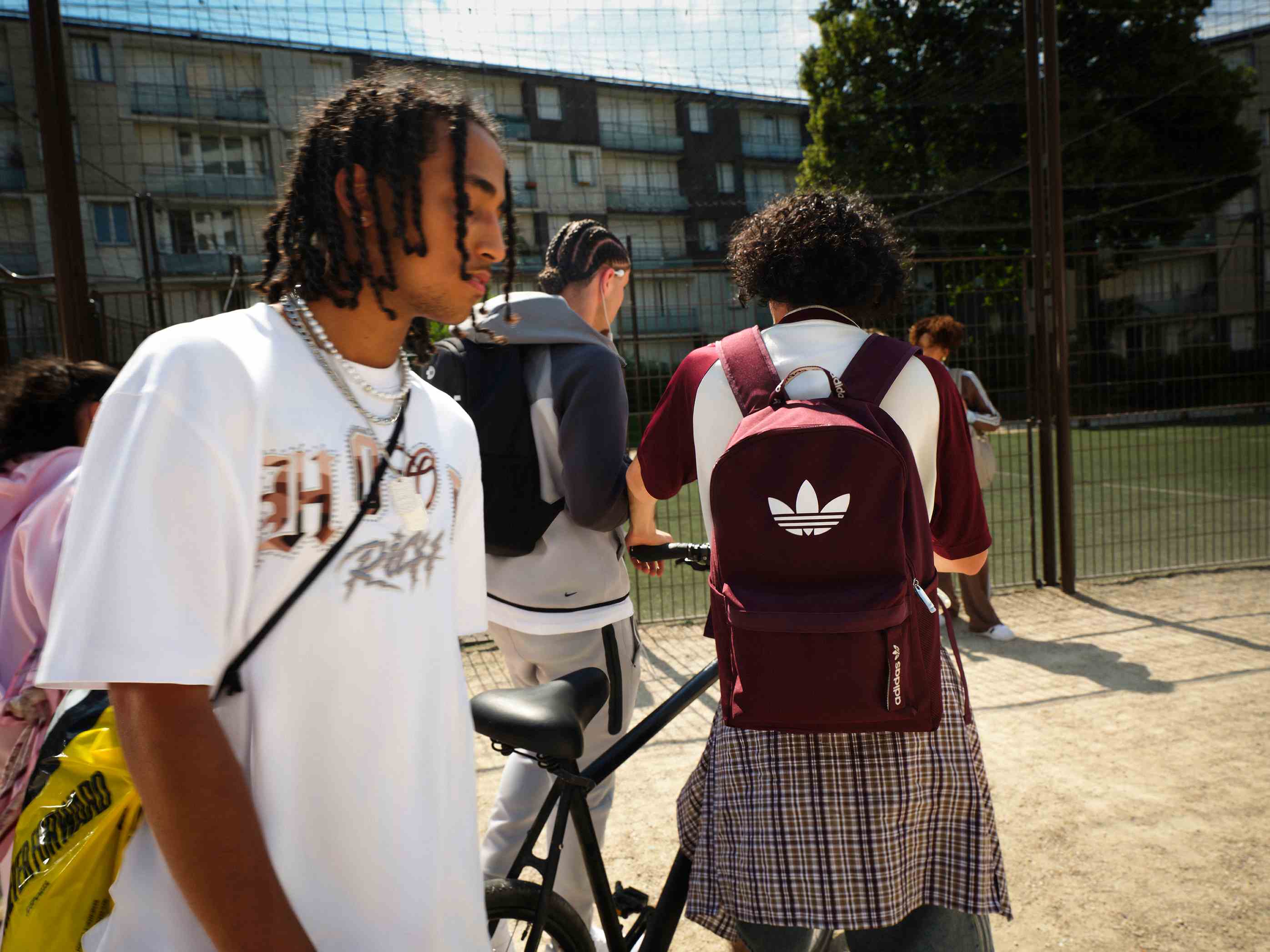 Groupe d'étudiants avec leurs sacs à dos pour la rentrée 2026
