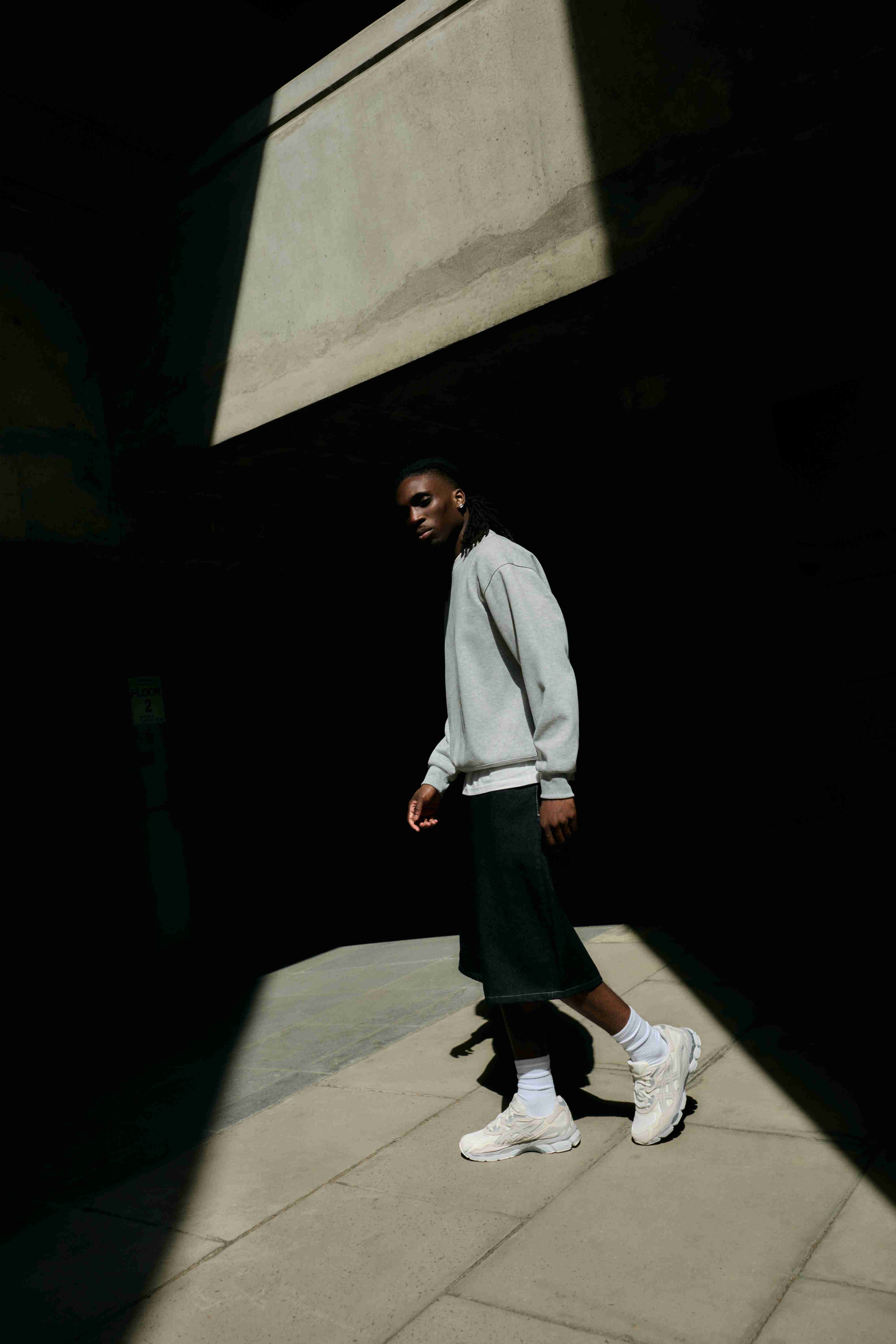 ASICS portées dans un look lifestyle homme