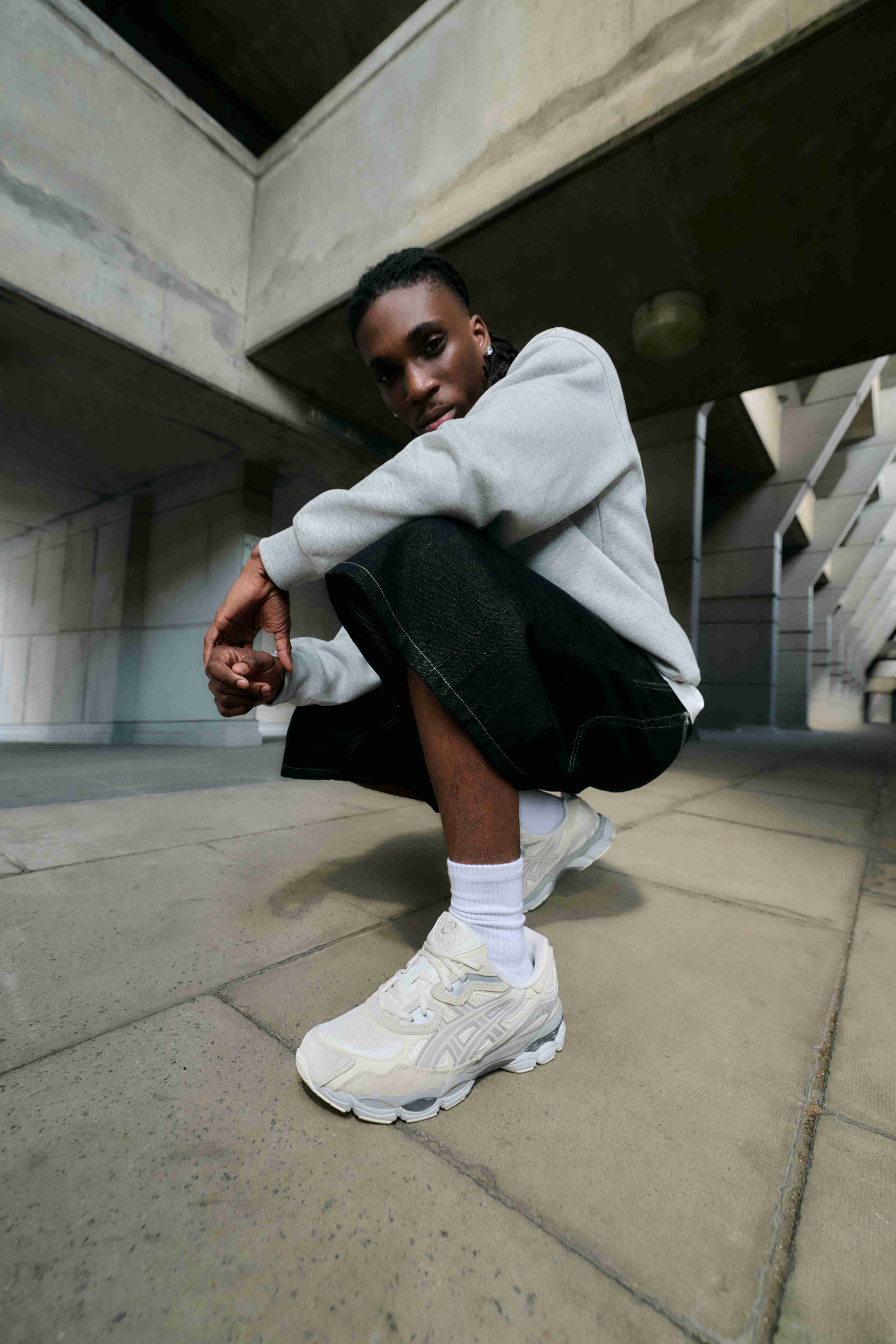 Look homme avec sneakers ASICS chez JD Sports