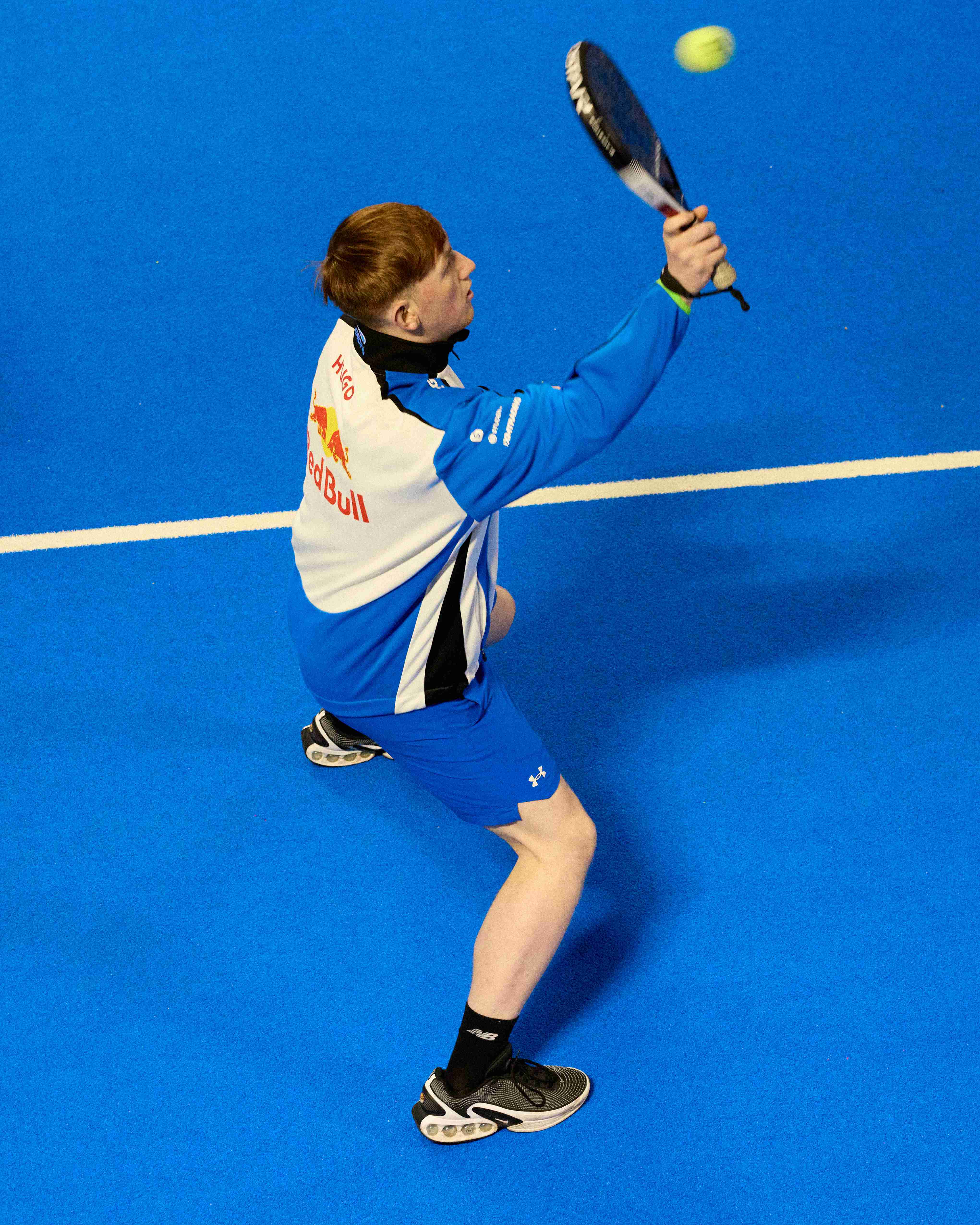Joueur de padel sur un terrain