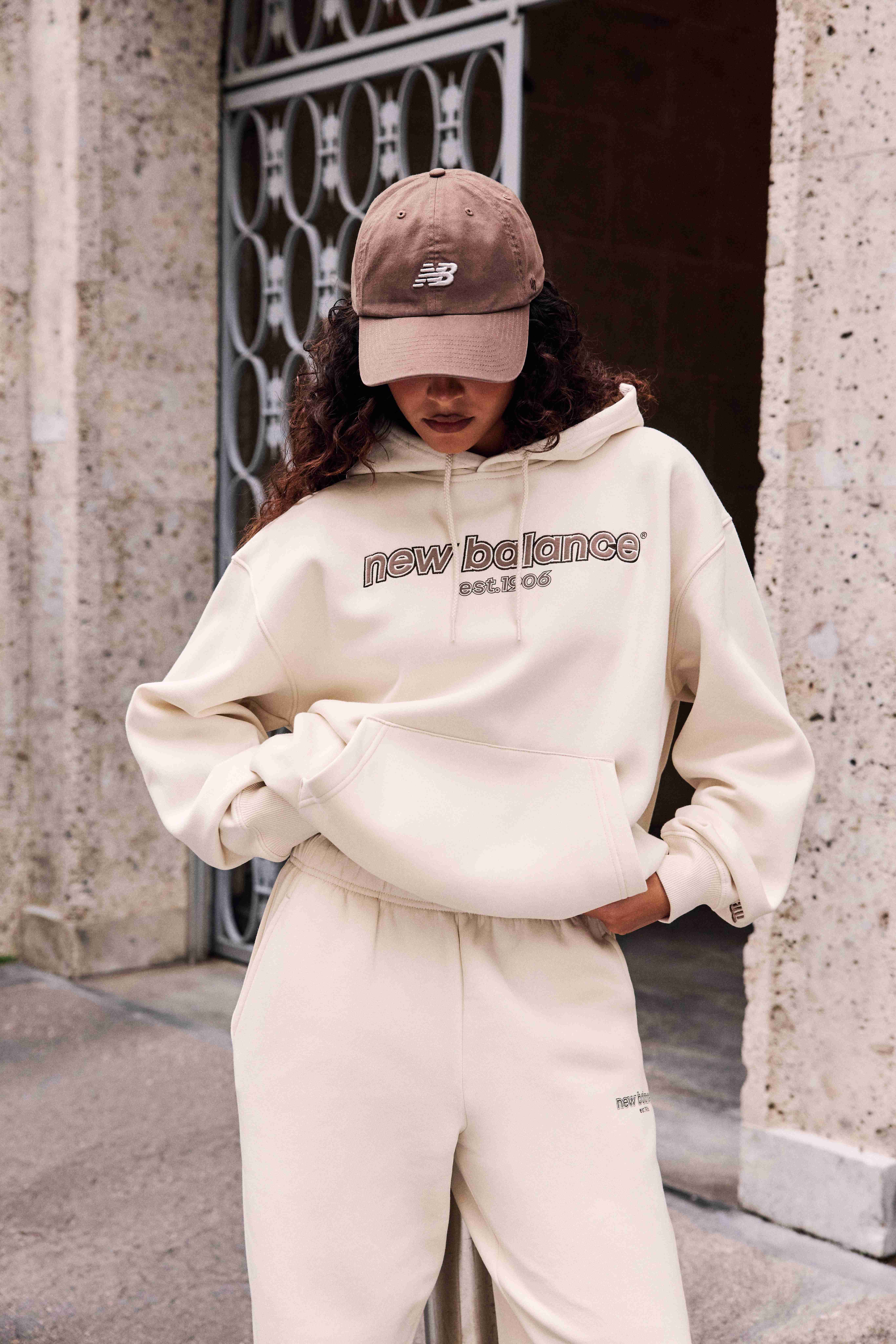 Look New Balance femme avec vêtements lifestyle